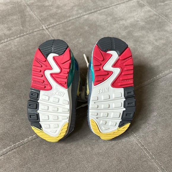 Nike Gray and White Sneakers for Everyday Comfort - Picture 6 of 10